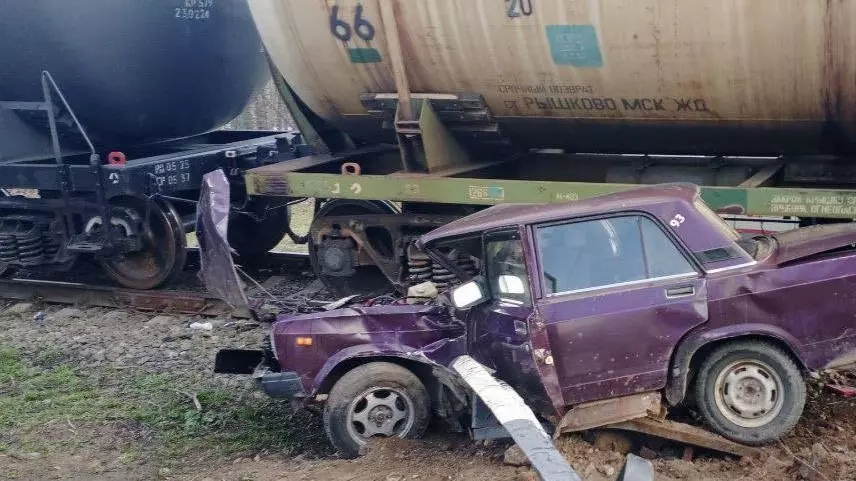 Легковушка столкнулась с грузовым поездом в Кстовском округе