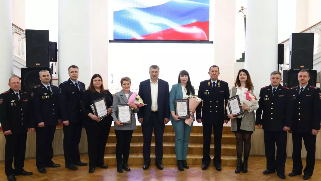 Членов УИК наградили в Дзержинске за предотвращение поджога на выборах
