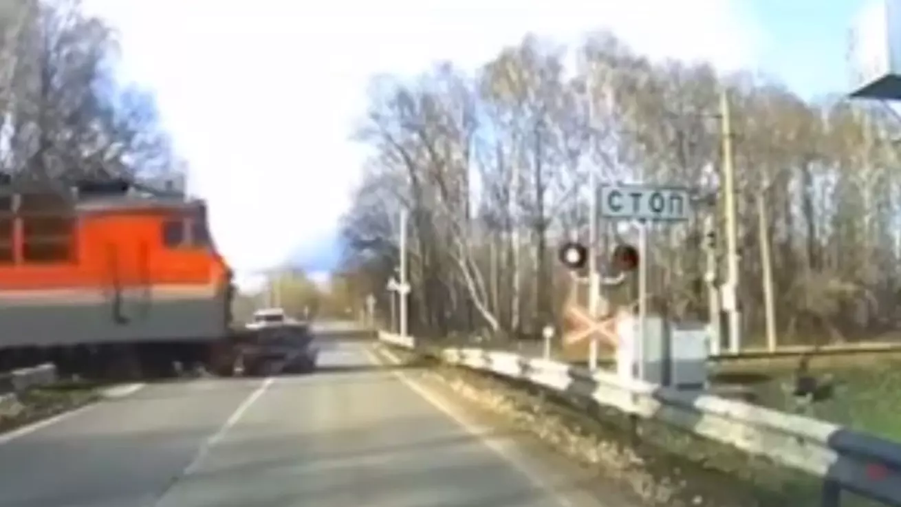 Появился видео с моментом столкновения поезда с легковушкой в Кстовском округе